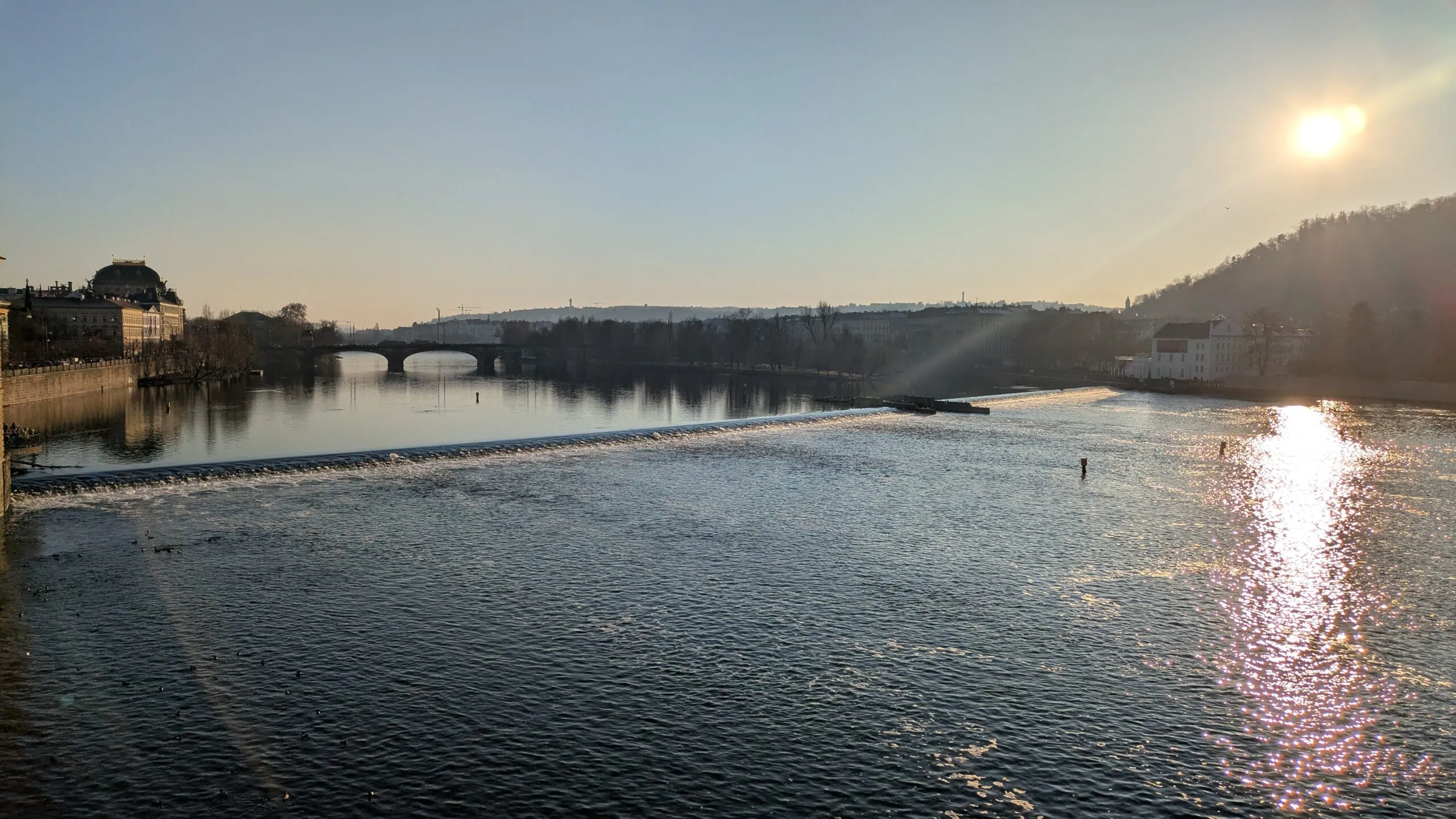 Vue sur la Vltava à Prague au coucher du soleil