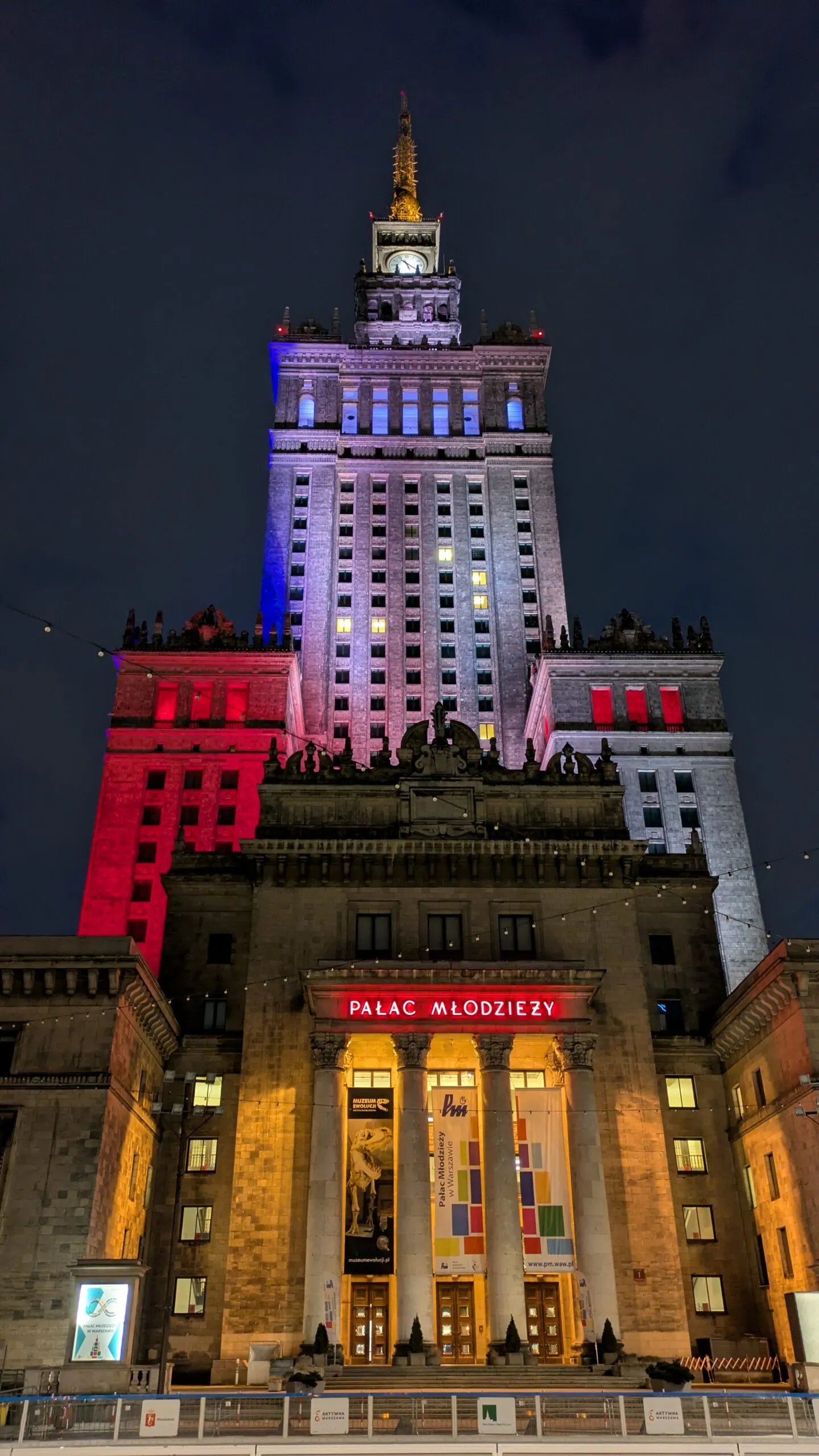 Palais de la culture de Varsovie illuminé de nuit