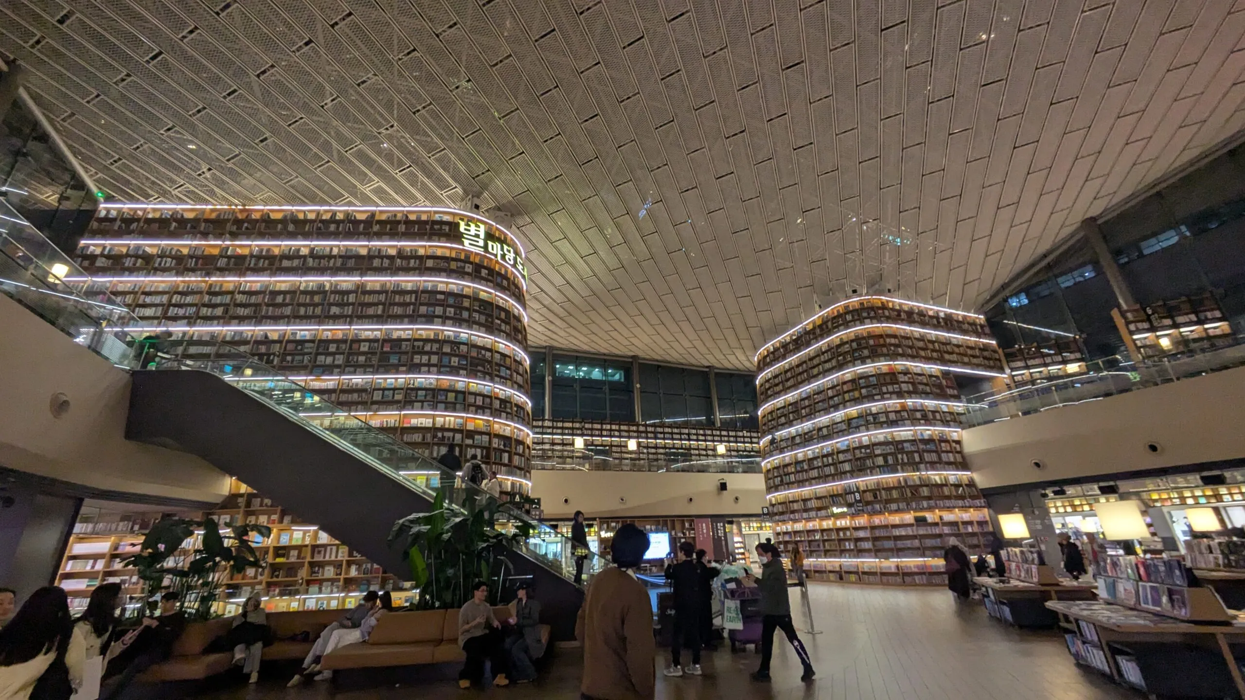 Intérieur de la Starfield Library à Séoul