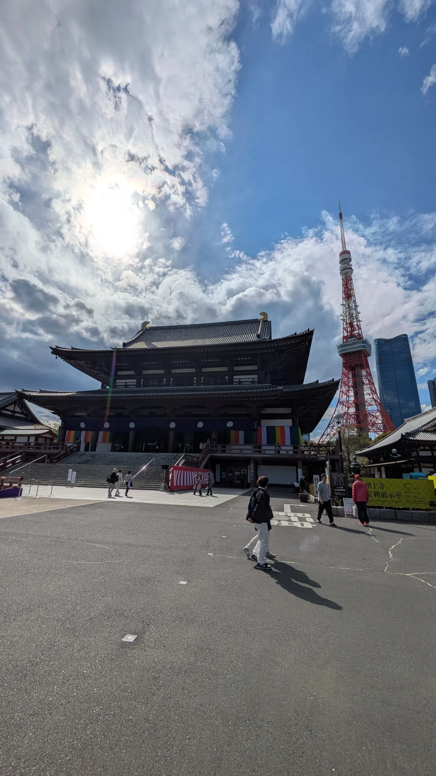 Tokyo Tower vue de face avec ciel dégagé