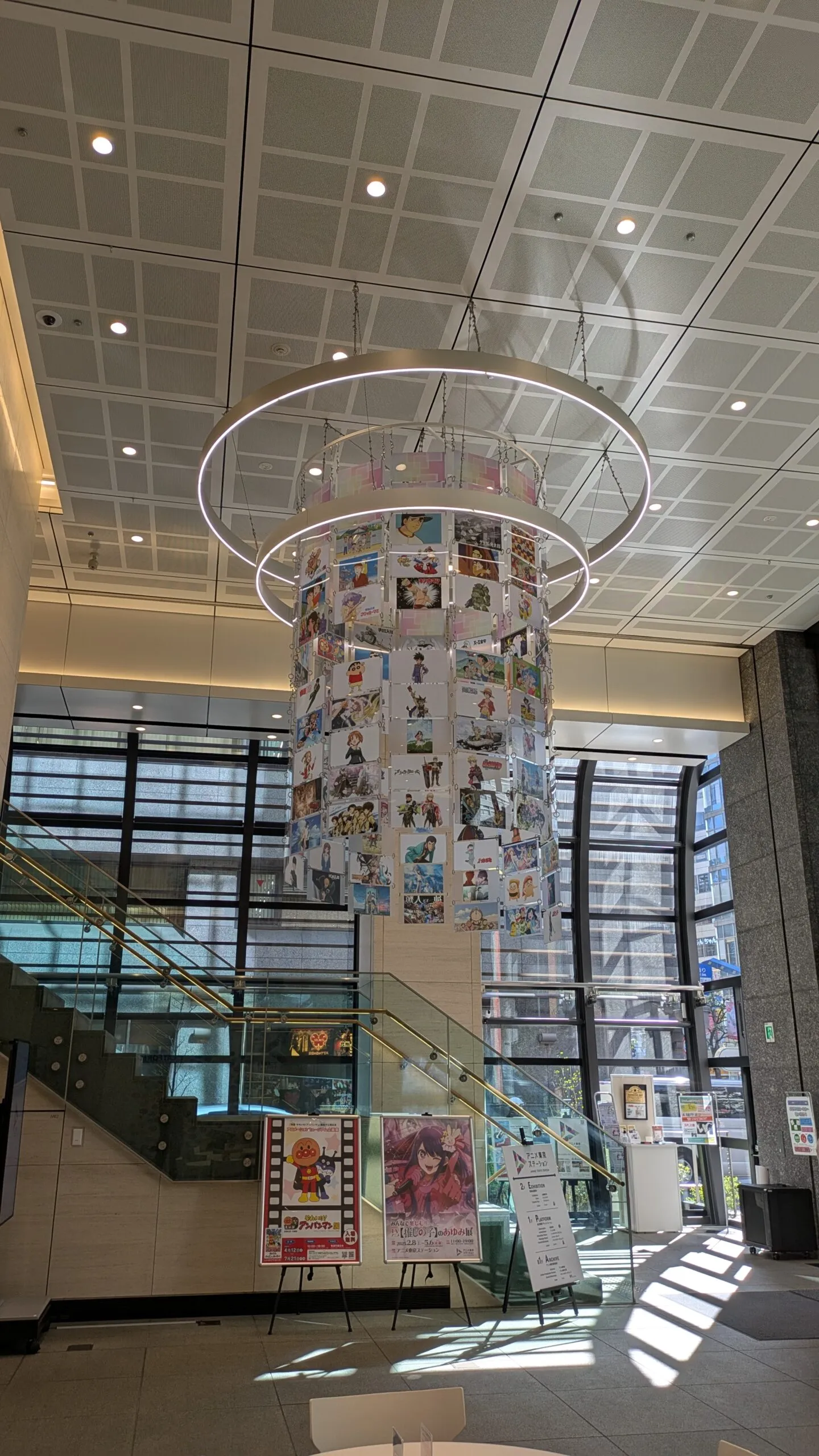 Entrée Anime Tokyo Station avec installation suspendue