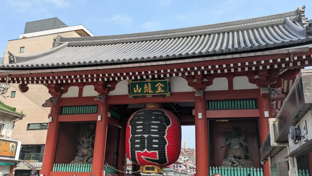 La porte Kaminarimon et sa lanterne rouge géante à l'entrée du temple Senso-ji à Asakusa, Tokyo