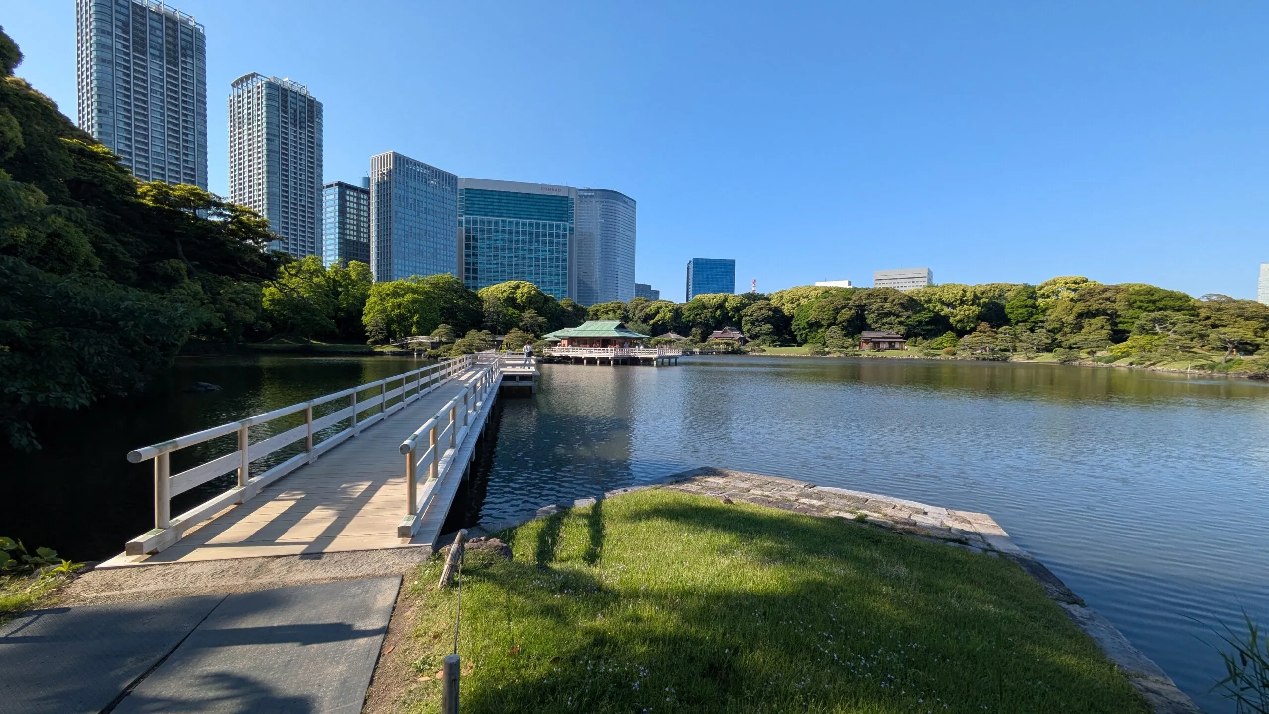Vue du jardin Hama-Rikyū avec étang et tours