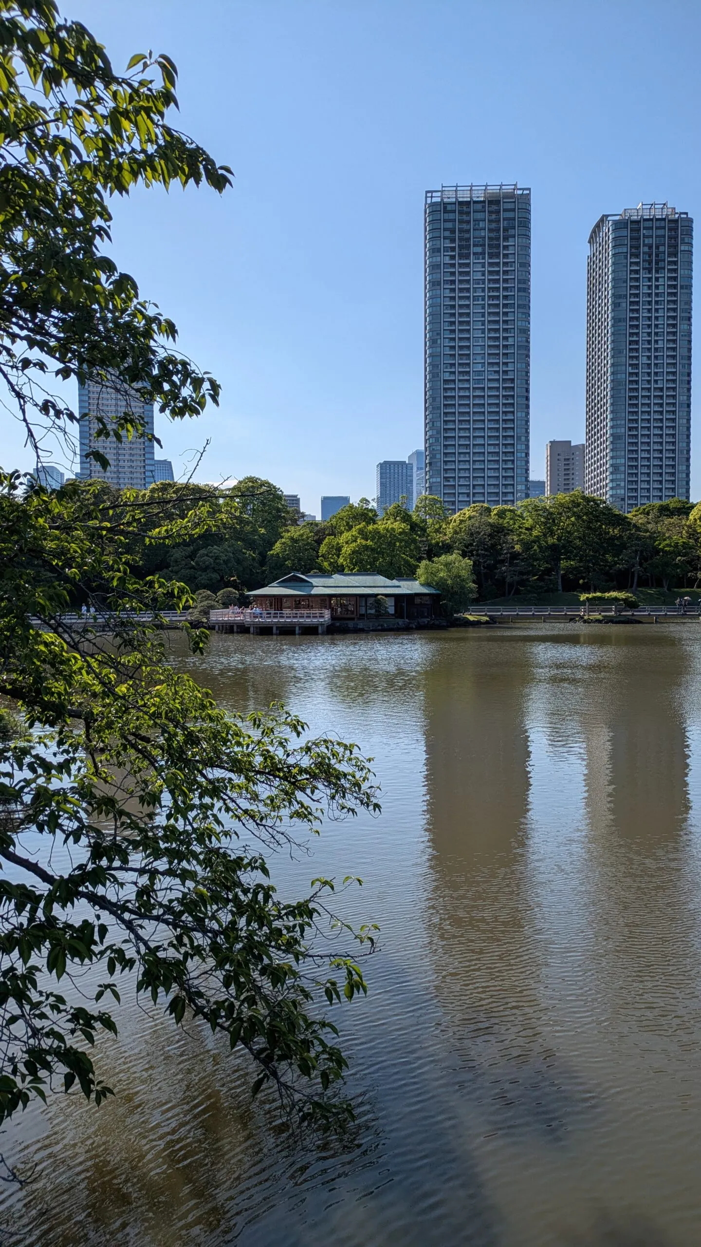 Pont sur l'eau dans le jardin Hama-Rikyū
