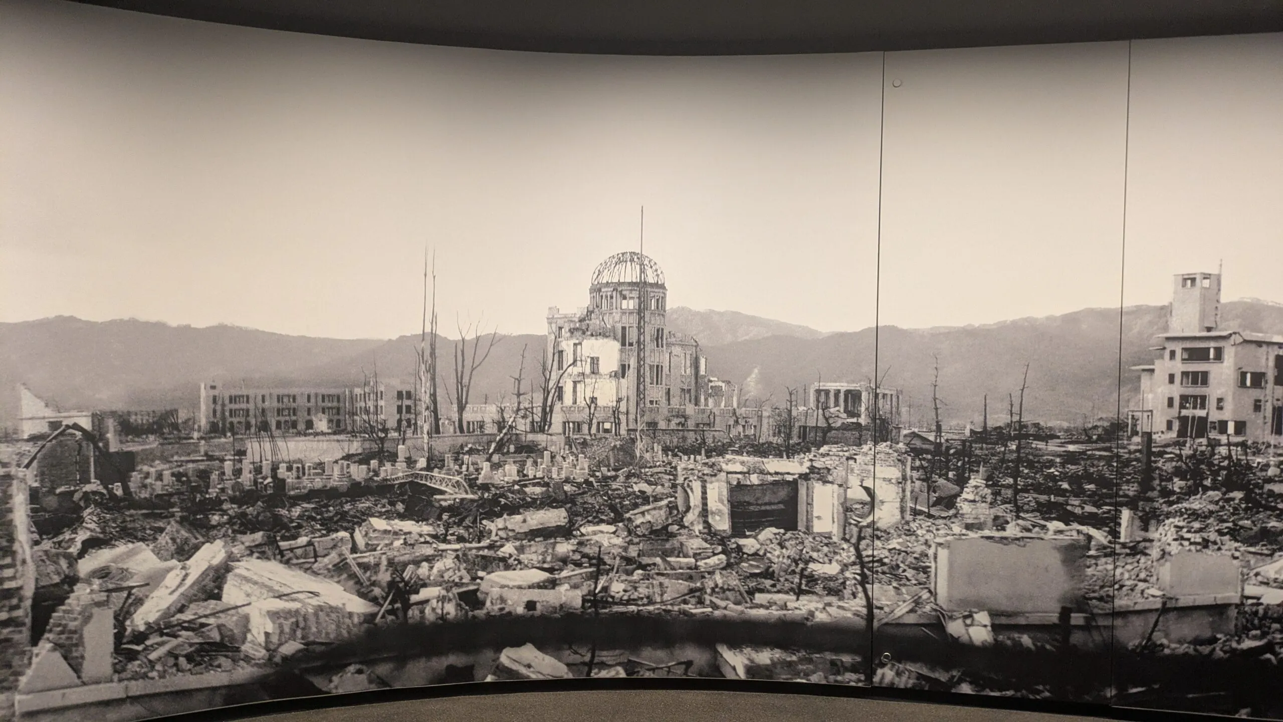 Vue du Dôme de la bombe A sur photo historique