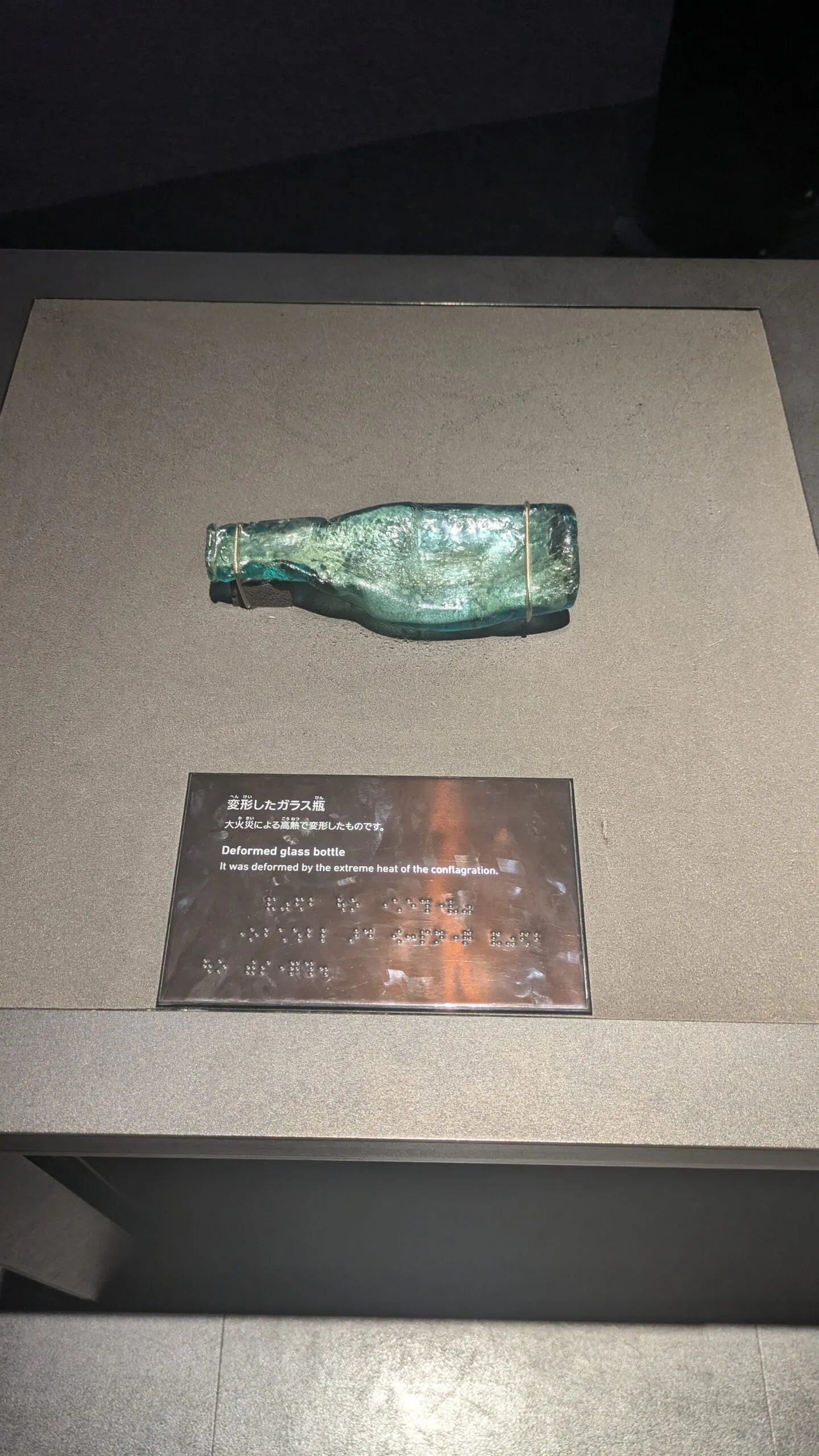 Bouteille fondue par la chaleur de l'explosion