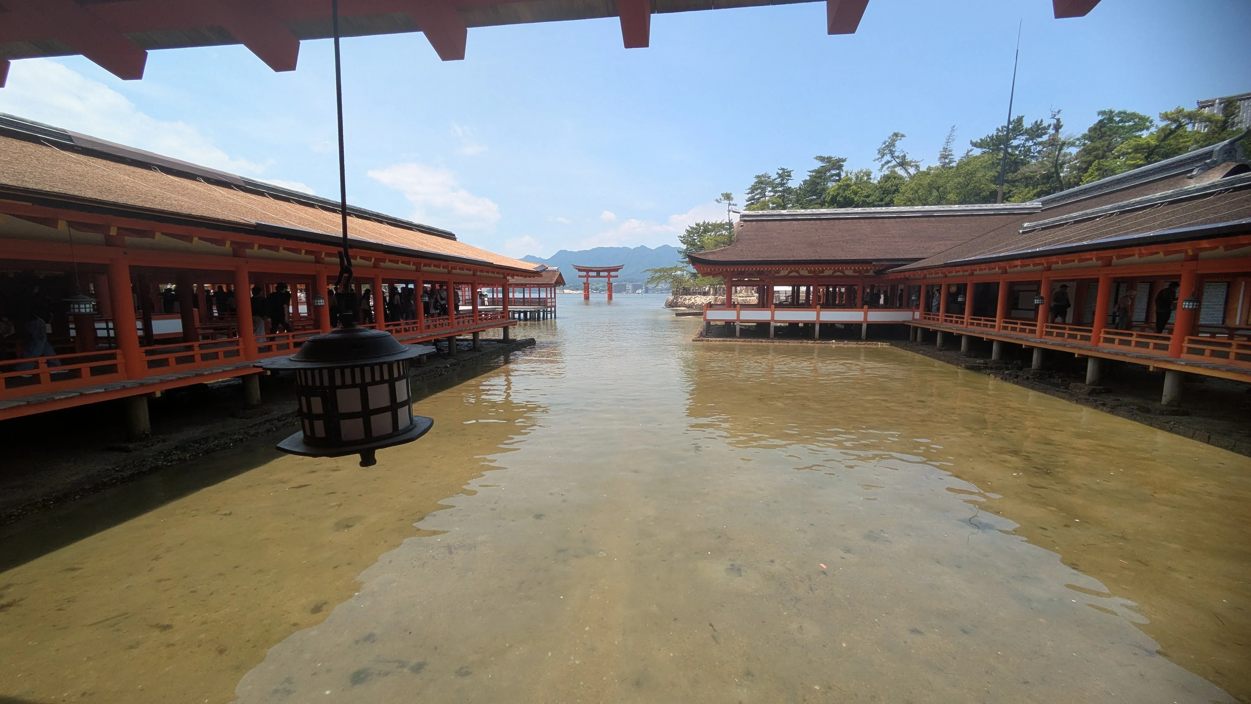Vue sur les bâtiments rouges du sanctuaire et le torii dans la baie