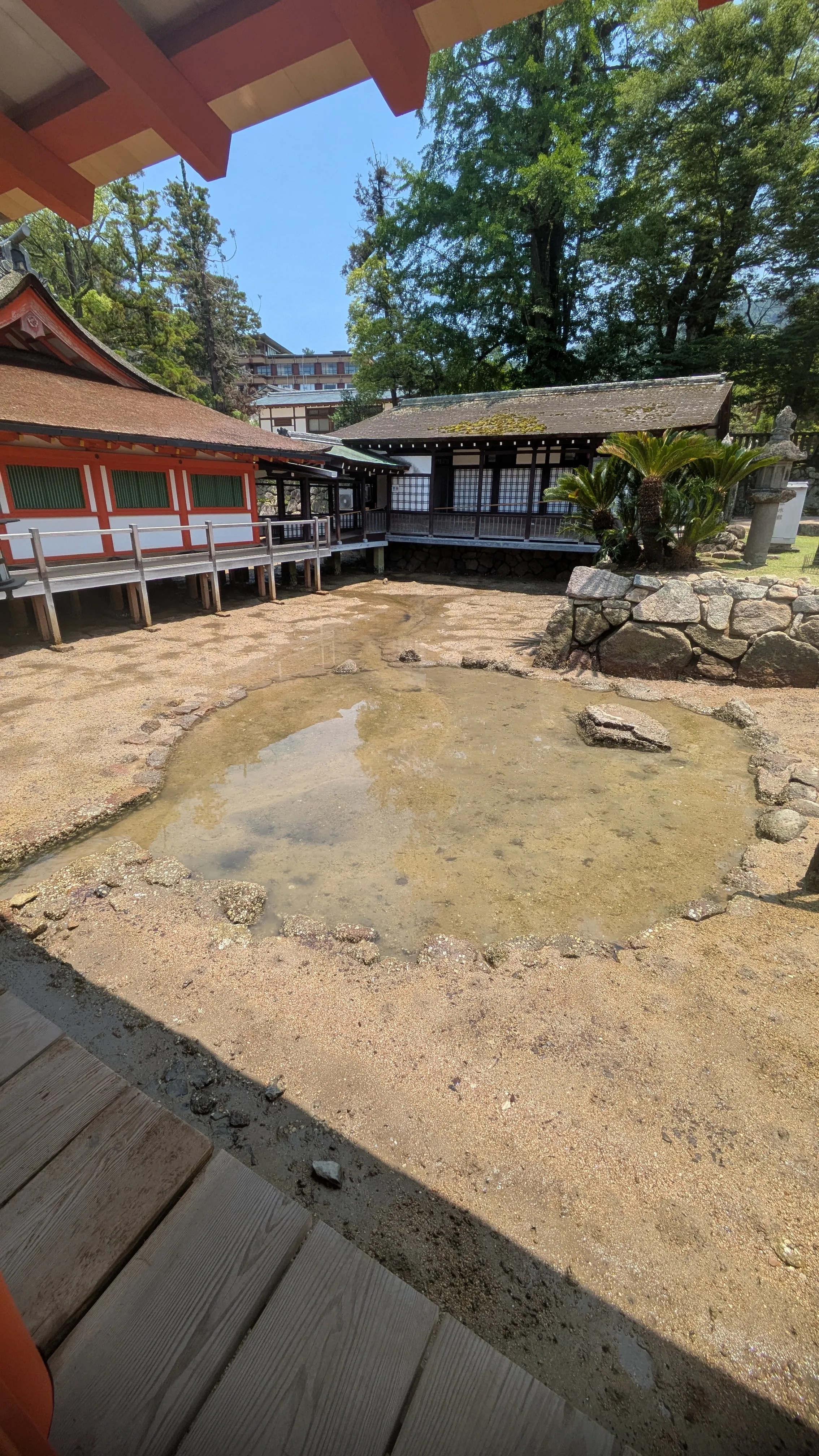 Galeries du sanctuaire d'Itsukushima avec les montagnes en arrière-plan