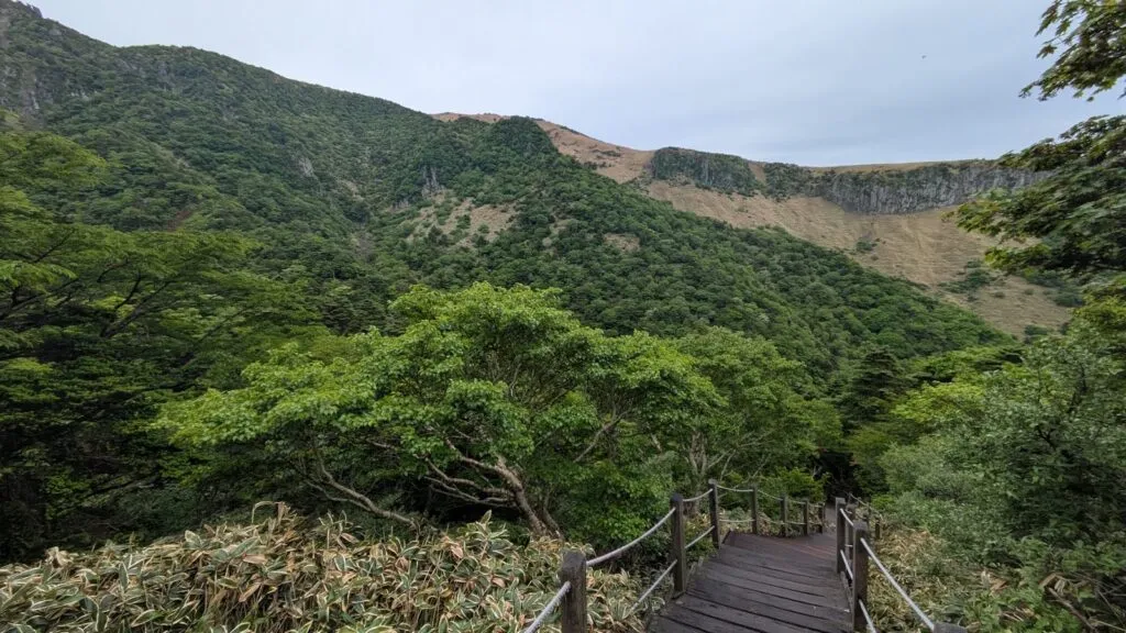Mont Hallasan : randonnée par Gwaneumsa et Seongpanak