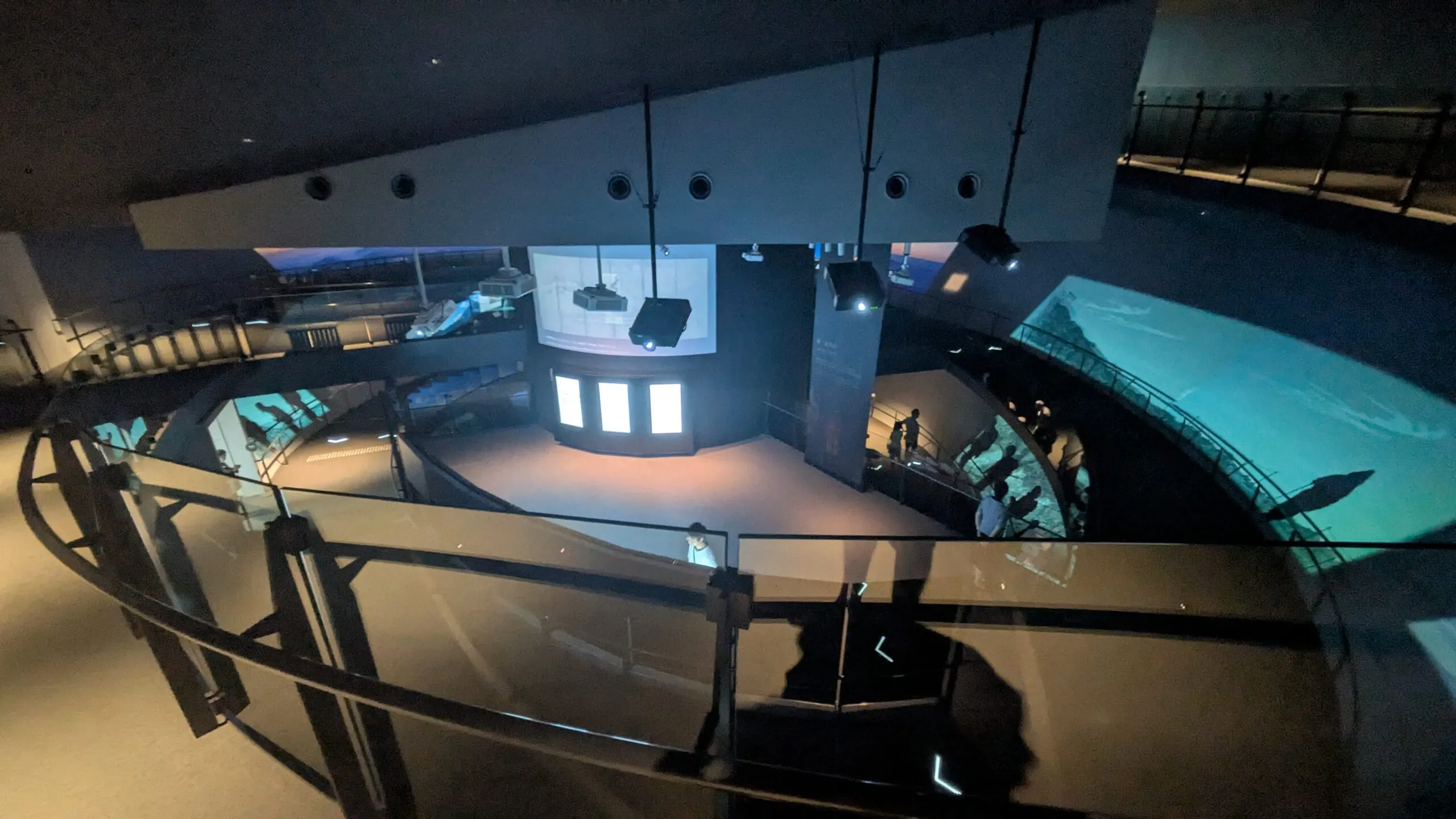 Rampe intérieure et projection immersive