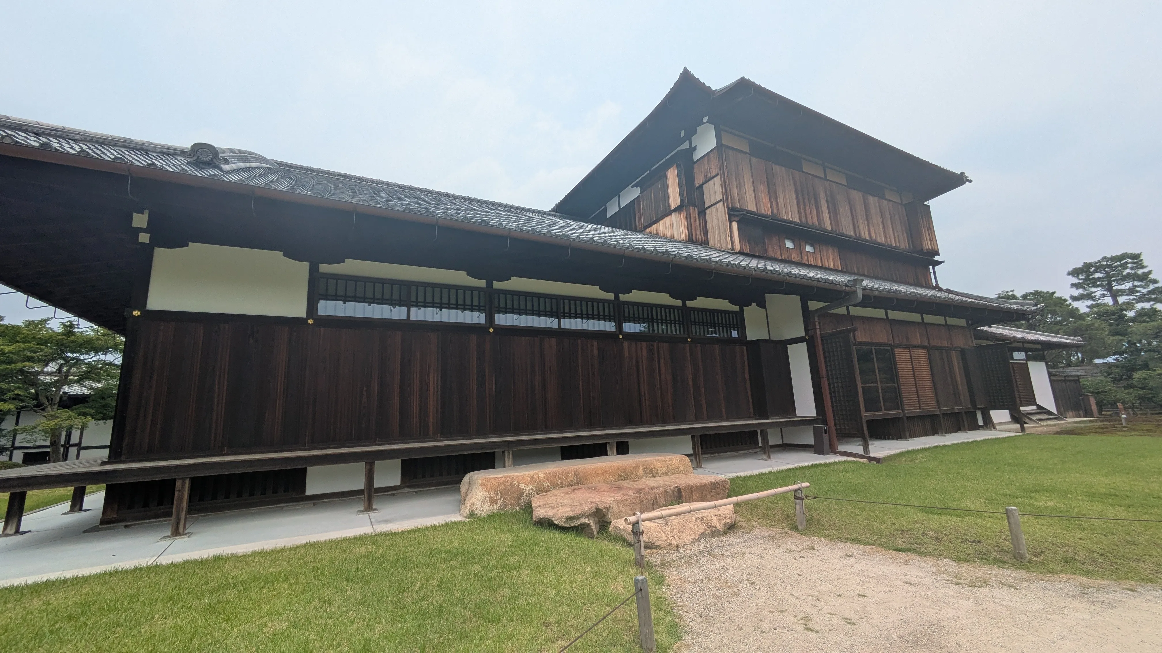 Bâtiment du château de Nijō depuis les jardins