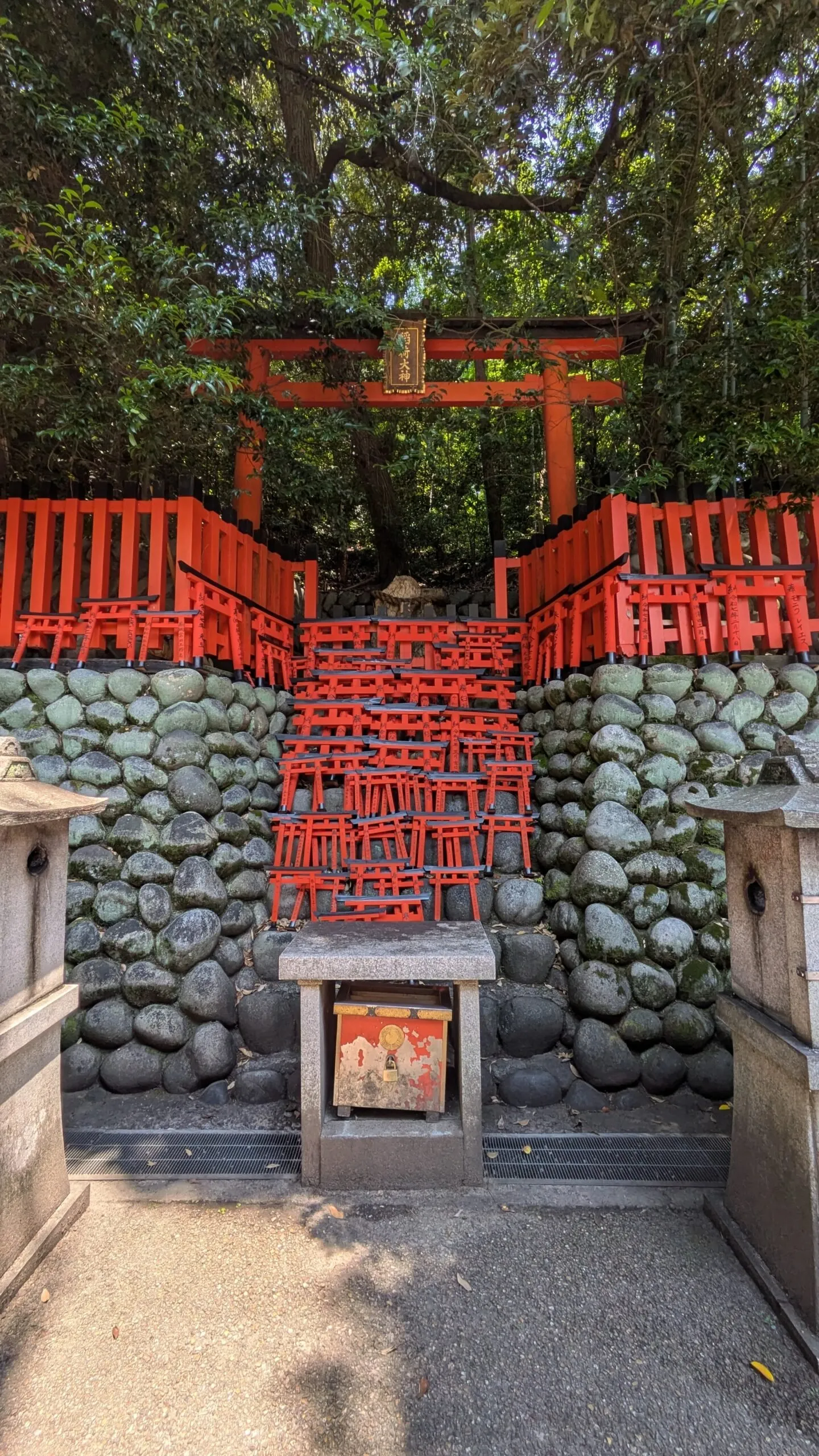 Petits torii votifs déposés dans un autel sur le mont Inari